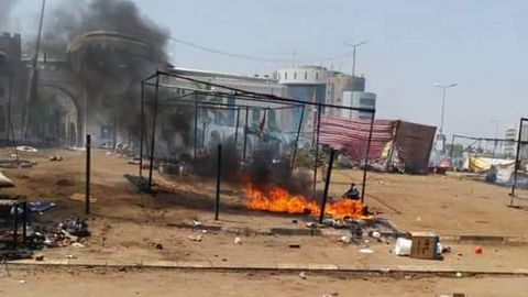 Fuego en el lugar donde se encontraba un campamento de protesta cerca del cuartel de las Fuerzas Armadas en Jartum
