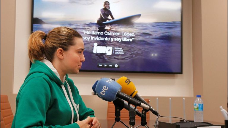 La primera surfista invidente española en participar en el Mundial de Surf Adaptado, la asturiana Carmen López,