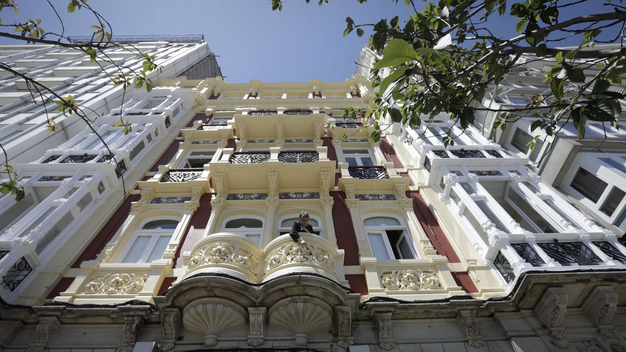 As&iacute; luce la fachada del n&uacute;mero 9 de Linares Rivas en A Coru&ntilde;a.Ant&oacute;n S&aacute;nchez, en un imagen de archivo cuando era portavoz del Grupo Com&uacute;n da Esquerda