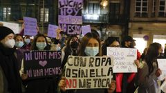 Pancartas contra la violencia sexual en una manifestación celebrada en Santiago
