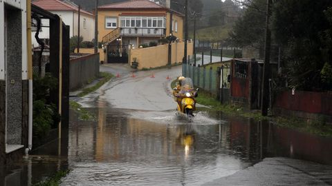 La intensa lluvia deja pequeas inundaciones y balsas de agua en las carreteras