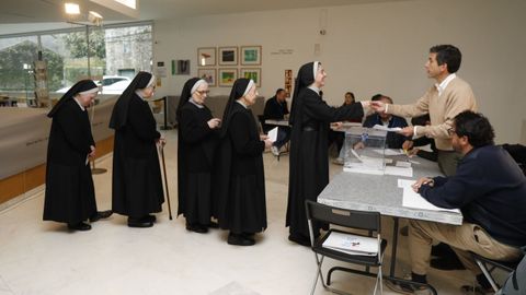 Varias monjas votando en el CGAC