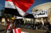 Un egipcio agita una bandera delante del palacio presidencial, protegido por policas en El Cairo.