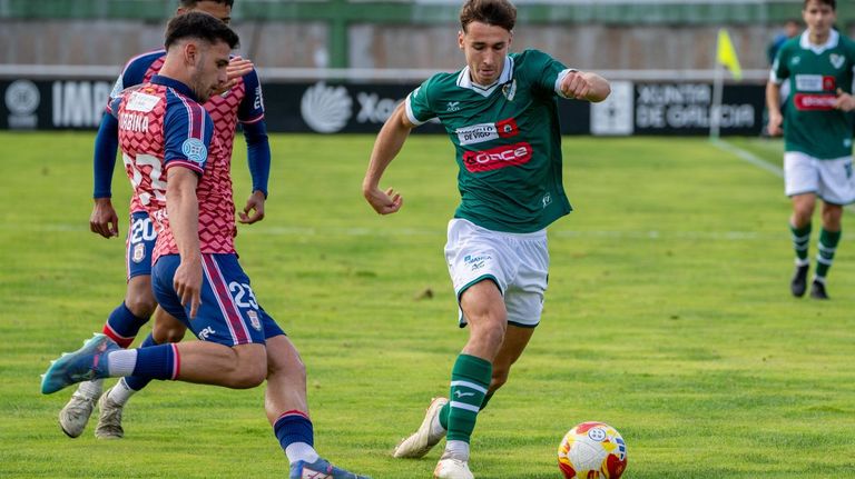 David Añón salva un punto de penalti para el Coruxo