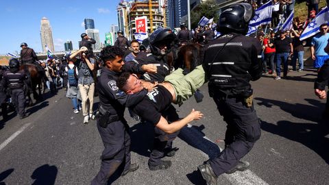 Policas israel detienen a un manifestante durante las protestas por la reforma judicial de Netanyahu.