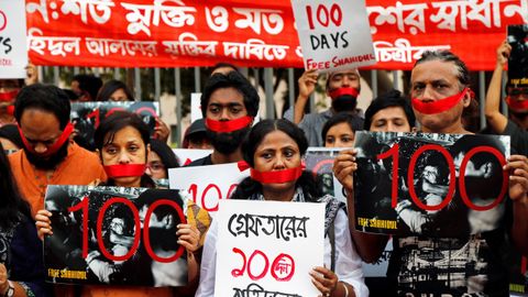 Fotógrafos y activistas se congregan para protestar contra el arresto, hace 100 días, del profesor, activista y periodista bangladesí Shahidul Alam, en Dacca (Bangladesh).