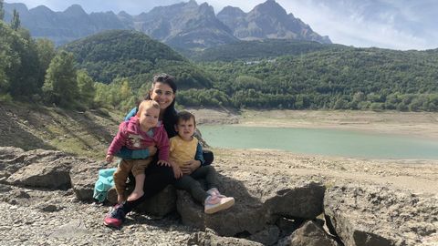 Julia con sus hijas en el pueblo del Pirineo donde viven.