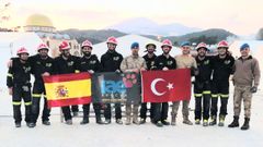 Integrantes de la oeneg acompaados de militares turcos.