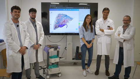 A la izquierda, Cristian Passera y Manuel Rodrguez, ingenieros biomdicos. En el centro, Patricia Rey, directora de la Fundacin Inibic. A su lado, Javier Aguirre, jefe de ciruga de Chuac; y Alberto Centeno, coordinador de Ciruga Experimental en A Corua.