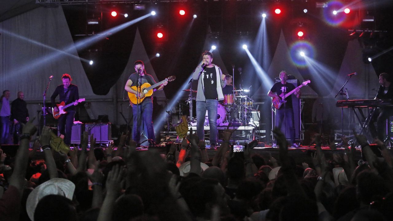 Pedro Sánchez recibió la bolsa de Visit-Pontevedra de manos de la concejala de Turismo, Yoya Banco, y del teniente de alcalde, Tino Fernández