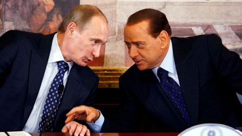 El entonces primer ministro italiano, Silvio Berlusconi, hablando con el primer ministro ruso, Vladimir Putin, durante una conferencia de prensa durante una cumbre en Villa Gernetto en Gerno, Italia, el 26 de abril de 2010