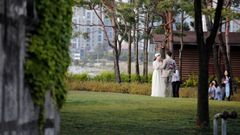 En Corea del Sur, una pareja se saca fotos tras su casamiento