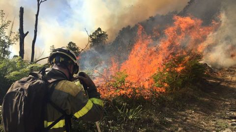 Un incendio forestal en la parroquia de Meiraos en octubre del 2017