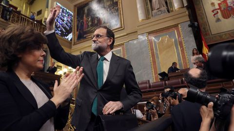 Saludo de Mariano Rajoy tras llegar al Congreso, donde se debati la mocin de censura contra su Gobierno