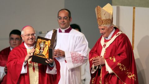 El arzobispo de Santiago, Julián Barrio, y el papa Benedicto XVI durante la misa que Su Santidad ofició en la plaza del Obradoiro.
