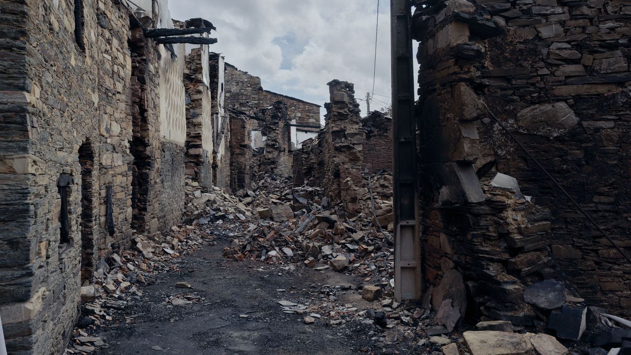 Patrimonio de Lavadores.Aldea de San Vicente de Leira, en Vilamartín de Valdeorras, afectada por el incendio de Larouco