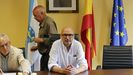 Fernando Taboada, nuevo alcalde de Beade, en primer trmino. Detrs, tras dejar el asiento de regidor, Senn Pousa