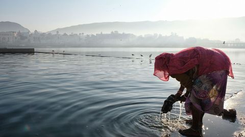 Una mujer india lava su ropa en el lago Pushkar en el estado occidental de Rajasthan.