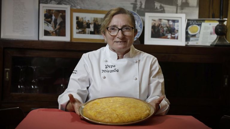 CASA MIRANDA, BETANZOS.  
Decir tortilla de Betanzos es decir Casa Miranda. Pepa Miranda se ha llevado cinco premios a la mejor tortilla de esta villa.