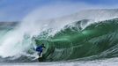 Eric Reberie surfeando la ola gigante conocida como «La Tóxica», entre O Portiño y la Edar de Bens