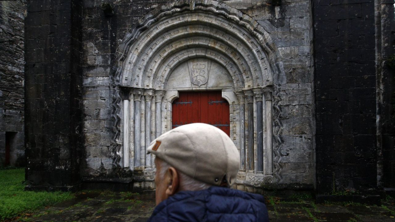 Portada de la iglesia rom�nica de San Pedro Fiz de Hospital do Incio, una de las que se visitar�n durante las jornadas