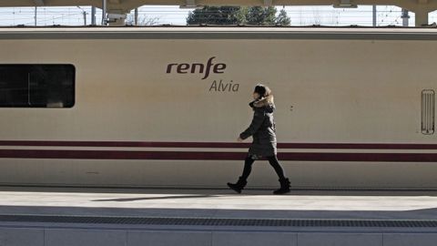 Un tren Alvia en la estacin de Monforte de Lemos