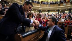 Pedro Snchez recibe la felicitacin del portavoz parlamentario del PNV, Aitor Esteban, tras ser investido presidente el 13 de enero, gracias al apoyo, entre otros, de los nacionalistas vascos