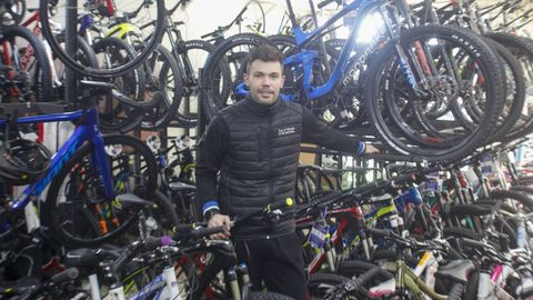 Pablo Roca, propietaria de una tienda de bicicletas en Ferrol