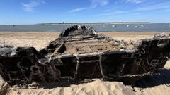 Narcolancha abandonada en la playa de Sanlúcar sin que ninguna administración quiera asumir su retirada.