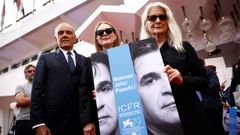 El director del festival de Venecia, Julianne Moore y Sally Potter con un cartel que pide la liberacin del director iran Jafar Pahani