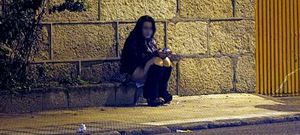 Una mujer, esta misma semana, por la noche, en una calle del entorno de Beiramar.