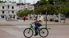 Un hombre pasea por el centro de de Cartagena de Indias