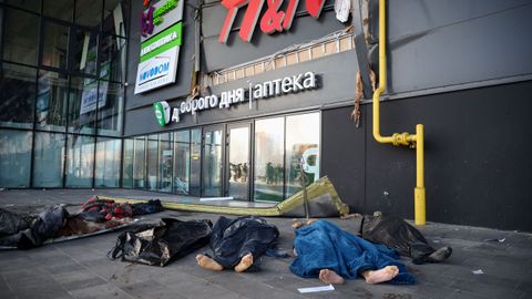 Cadveres frente al centro comercial atacado por las tropas rusas en Kiev