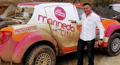 El piloto y su vehículo, después de realizar unas pruebas de 200 kilómetros por un monte en Cuenca.