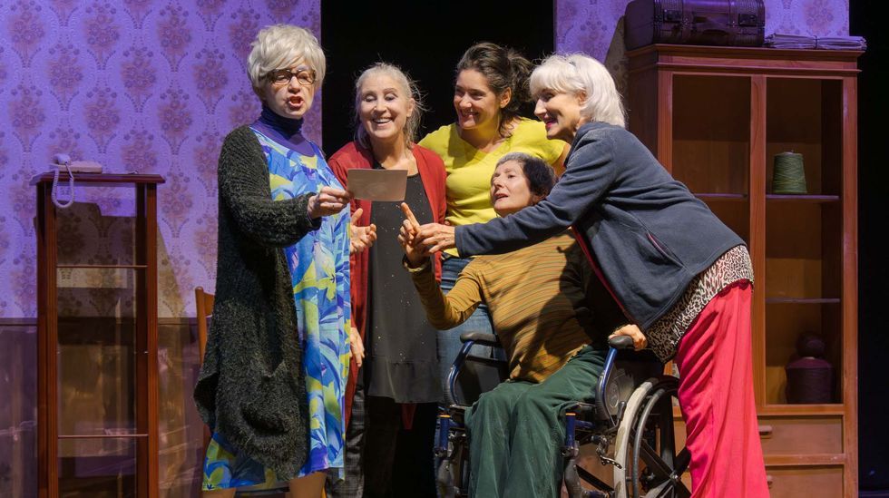 Las im&aacute;genes de la clausura de la mostra de Teatro Afeccionado Labarta Pose.Unha escena da obra. Casilda Alfaro, con chaqueta vermella