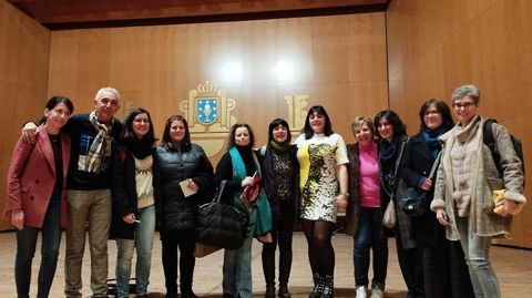 Amelia Tiganus junto a profesores de los tres centros de Santiago que participaron ayer en una charla celebrada en el Auditorio de Galicia. 