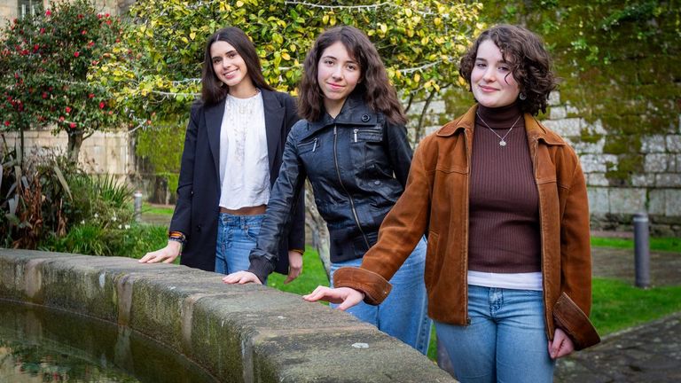 Las ganas, ilusión y mente abierta de tres adolescentes pontevedresas becadas por la Fundación Amancio Ortega