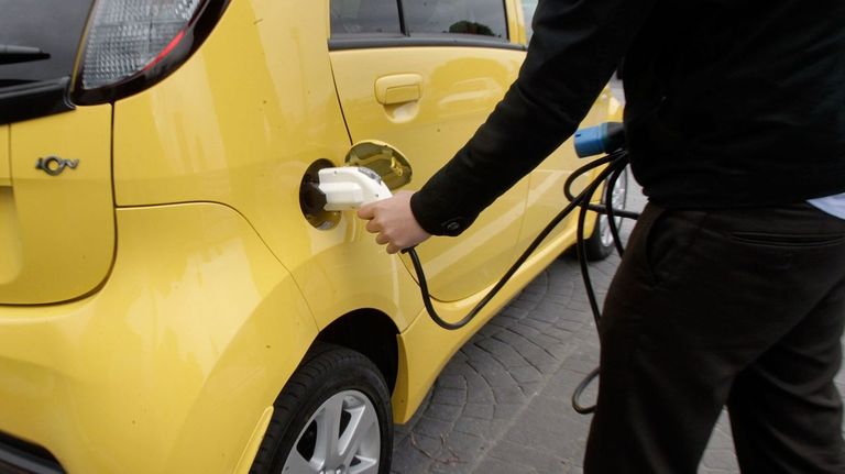 La venta de electrificados cuadruplica la de coches de combustión en Galicia