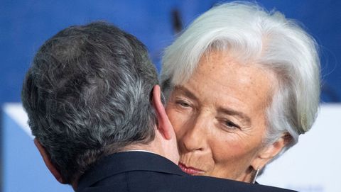 Mario Draghi cede el testigo a su sucesora, Christine Lagarde