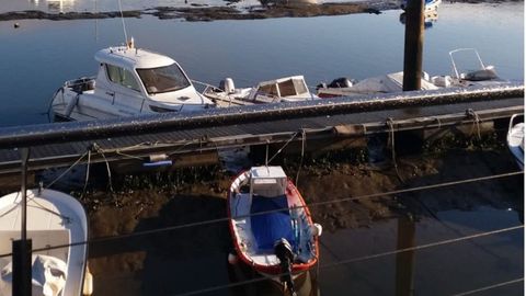 Embarcaciones varadas en el pantalán de Pontedeume, por la falta de calado
