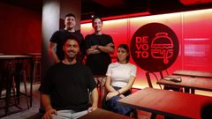 Rivello, Franink, Senega y Zrate en su nueva hamburguesera de Santiago, abierta el da 22.