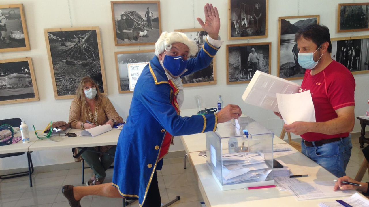 V�deo de las elecciones en Burela, con colas para votar.En A Mari�a, algunos votaron hasta disfrazados