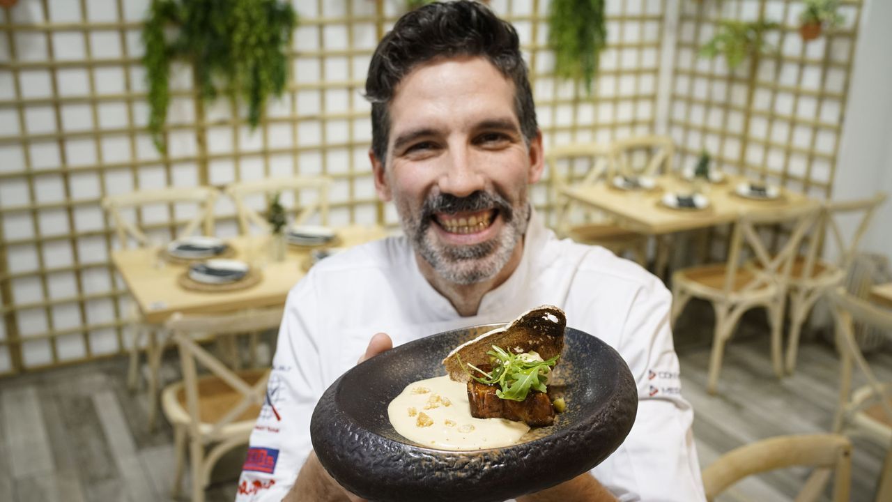 Gabi Conde muestra sonriente el pincho ourensano con el que participa en De tapas por Galicia