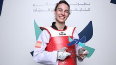 Imagen de archivo de Ama Prez con el trofeo de segunda clasificada del Campeonato Mundial Femenino Open