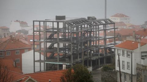 PORTO DO SON. En los ayuntamientos barbanzanos harn un censo de viviendas sin acabar, como esta en Porto do Son, para priorizar las intervenciones ms urgentes.