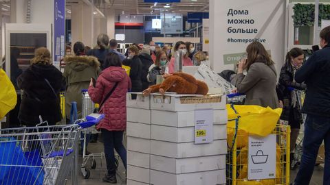 Decenas de ciudadanos rusos acudieron a Ikea a comprar ante el aviso de que cerrarían sus puertas por la invasión de Ucrania 