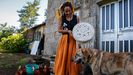 Sara Varela es la impulsora de una iniciativa feminista en la aldea de Trabes