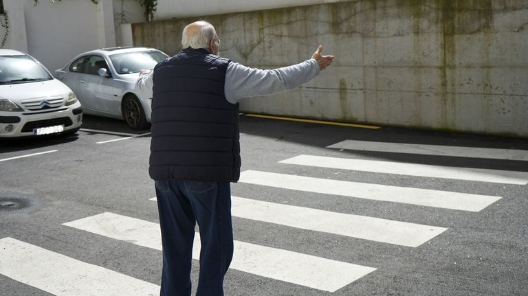El paso de cebra que da a una pared en Vigo