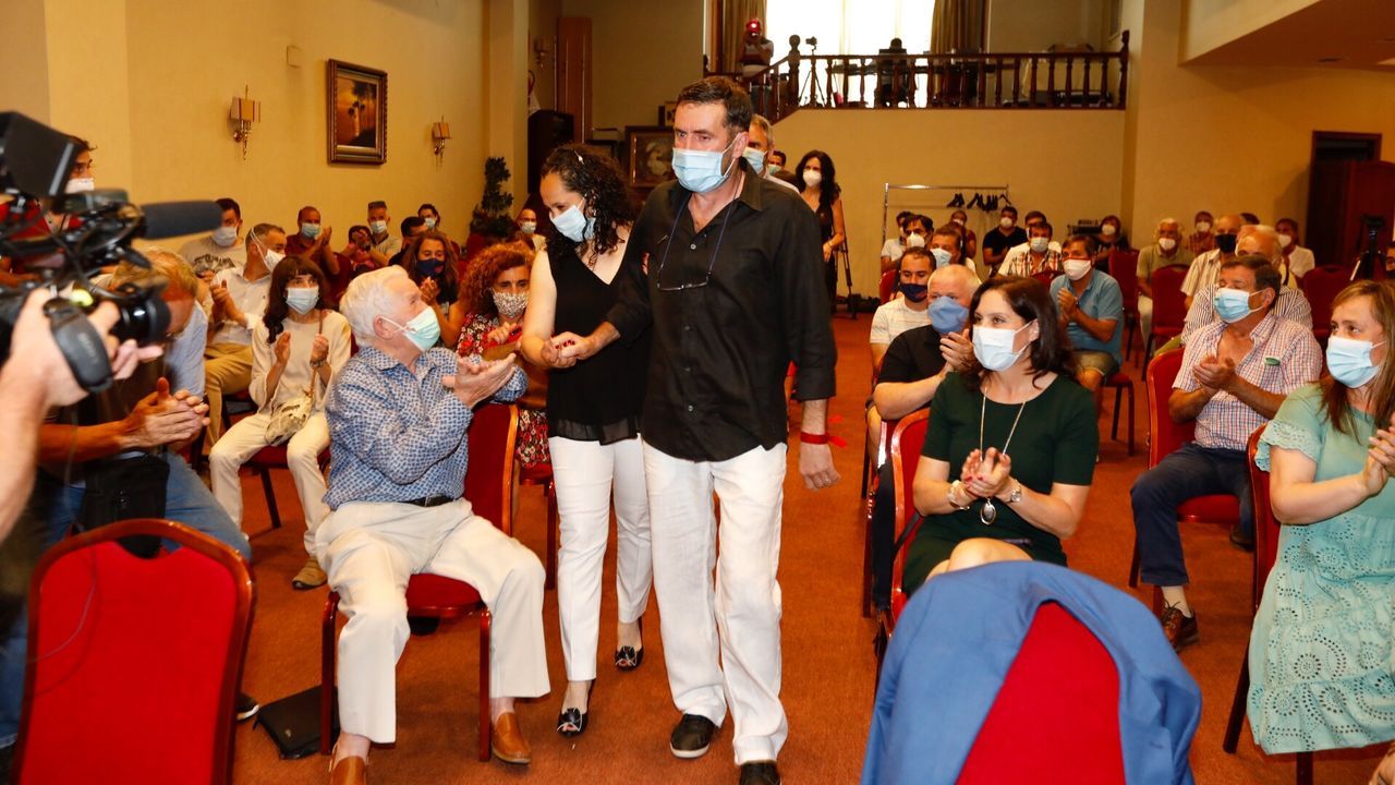 Un�camino sin caminantes.�lvaro y Jorge Pino ayudan a Suso Valverde a subir a la Cruz de Ferro en su handbike