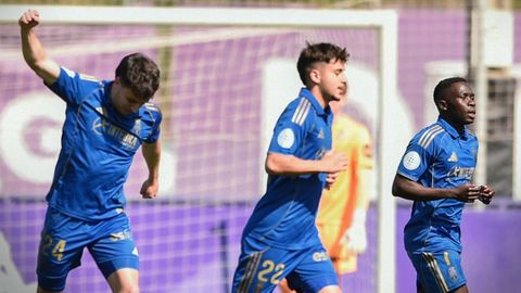 Coballes, Marcos Lopes y Lamine celebran el primer gol del Vetusta al Promesas